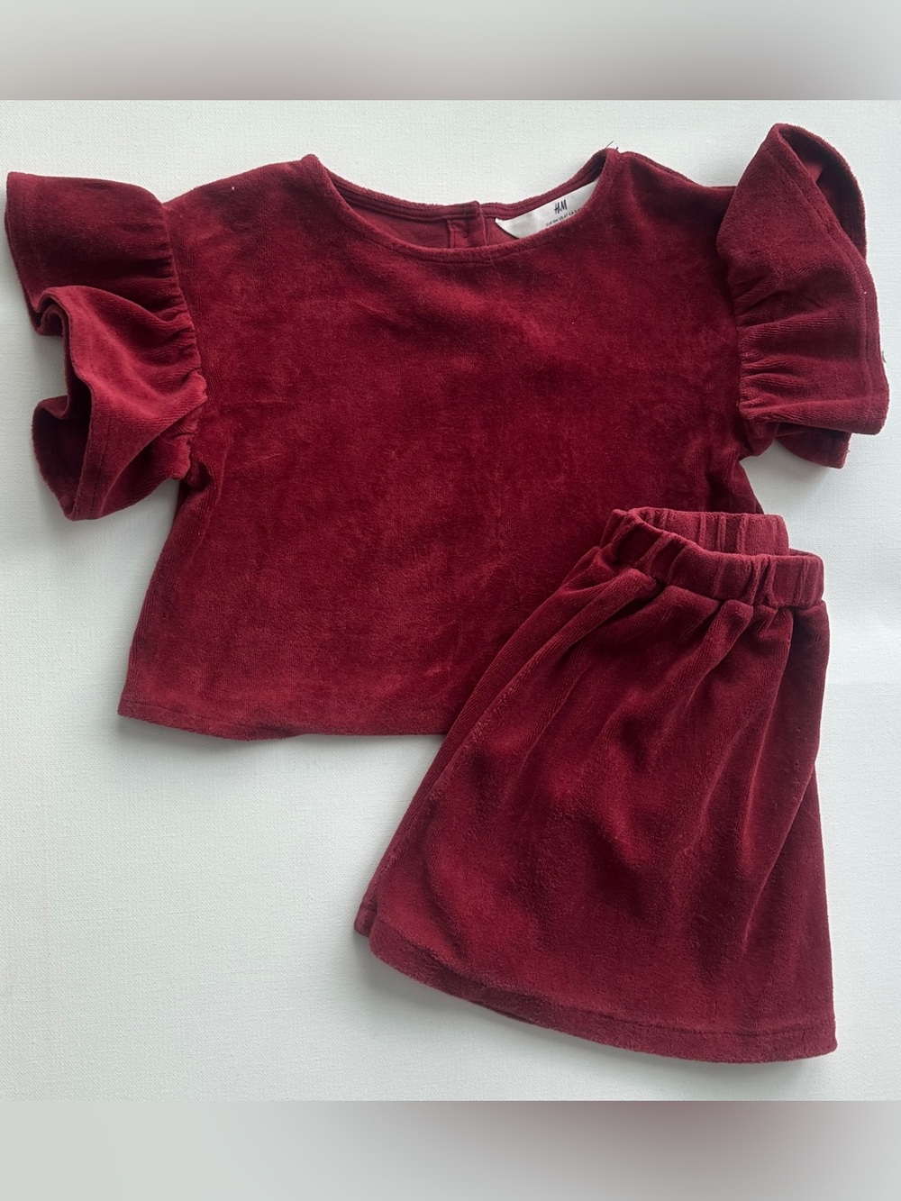 H&M girl’s Burgundy Velvet Matching Crewneck Set.  Size 4T.